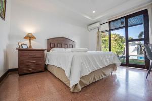 CañasHotel Caña Brava Inn的一间卧室配有一张床、一个梳妆台和一扇窗户。