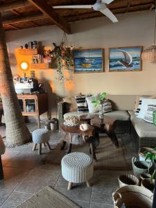 曼克拉Los Corales的客厅配有沙发和桌子