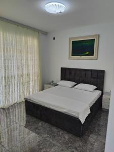 伊斯梅尔雷Отель яблоневый сад的一间卧室配有一张带白色床单的大床