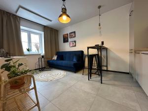 扎布热Apartament Kopalniok的客厅配有蓝色的沙发和桌子