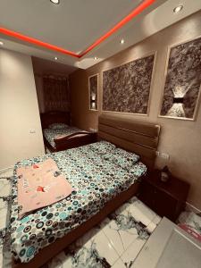 艾因苏赫纳بورتو السخنة的一间卧室配有一张床和被子