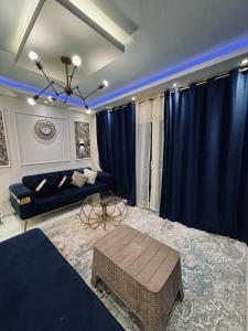 艾因苏赫纳بورتو السخنة的客厅配有蓝色窗帘和沙发