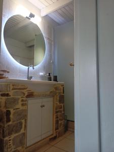 阿约伊阿波斯托洛伊A&V's Home的一间带水槽和镜子的浴室