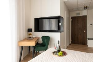 华沙Luxury Design Apartments - Warsaw Tower Bliska Wola的小房间设有桌子和绿色椅子