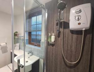 肯德尔La'al Lodge in Kendal (The Gateway to the Lakes)的带淋浴和盥洗盆的浴室
