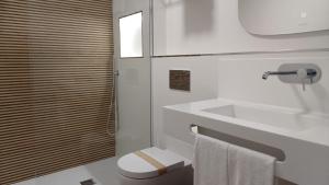 拉瓦克拉圣雅各之路酒店的白色的浴室设有水槽和卫生间。