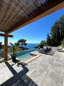 艾日A Eze , Bas de villa piscine près de Monaco的一个带游泳池的海景庭院