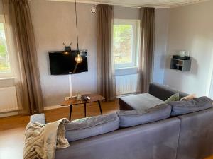 MörtvikenStockholm Archipelago House with shared pool的客厅配有蓝色的沙发和桌子