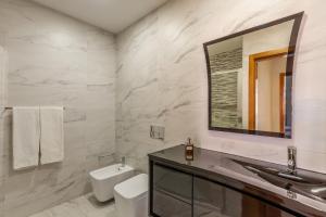维拉·雷阿尔Porta 116的一间带卫生间、水槽和镜子的浴室