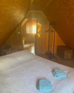 代尔尼采Puhova Koliba的一间卧室配有一张床,上面有两条毛巾