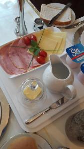 TettenhallNo.9的桌上一盘带奶酪和肉类的食物