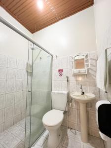 佩内杜Pousada Vila do Penedo的浴室配有卫生间、淋浴和盥洗盆。