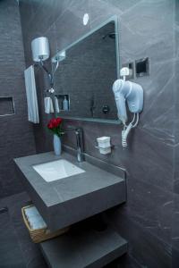 ShiriShose Farm House的一间带水槽和镜子的浴室