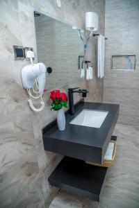 ShiriShose Farm House的浴室设有水槽和花瓶