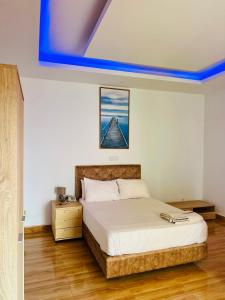 SabalibougouRésidence GESAM的一间卧室设有一张床和蓝色的天花板