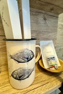 马纳罗拉La Piramide的咖啡杯,盘子旁边放着两只鱼