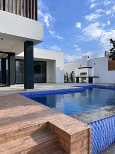 巴库Modern villa的别墅后院的游泳池