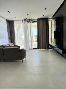 巴库Modern villa的带沙发和电视的客厅