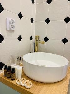 DzbądzekIdyllaGlamp- Glamping Boho的浴室设有白色水槽和黑白瓷砖。