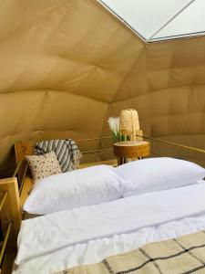 DzbądzekIdyllaGlamp- Glamping Boho的帐篷内一间卧室,配有一张床