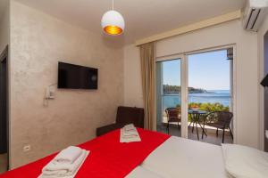 多布拉沃达David Lux beach rooms的一间海景卧室,配有一张红色的床