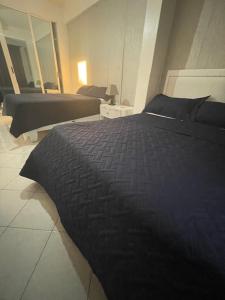 博卡奇卡Hotel Costa Linda Beach Boca Chica的一间卧室配有两张床和一张黑色毯子