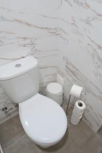 里斯本Lisbon Key Hub - Rooms 1-5的浴室设有白色的卫生间和大理石墙