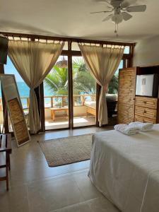 曼克拉Los Corales的一间卧室配有一张床,享有海景