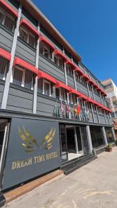安塔利亚Antalya Dream Hotel的梦幻时光酒店,前面有旗帜