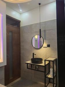 坎帕拉Isabirye residence的一间带水槽和镜子的浴室