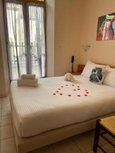 科尔普Hôtel Elaïa的一间卧室配有一张大白色的红色玫瑰床