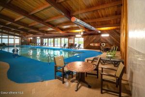 BlanchardStoneridge Resort的一个带桌椅的大型游泳池