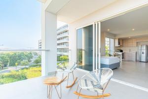 卡塔赫纳Loft de Lujo Cartagena - Salida Directa Al Mar - Piscinas - Jacuzzi en Morros的客厅配有两把椅子和一张桌子