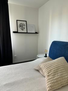 马尔默Tranquil and Convenience Southern Malmo Apartment的一间卧室配有一张床和一张蓝色椅子