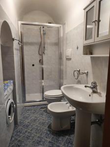 米诺利Eden tra i limoni的浴室配有卫生间、盥洗盆和淋浴。