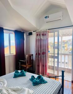 蓬塔杜索尔Casa BB&Djassi的一间卧室设有两张床和窗户。