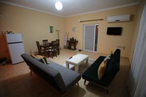 吉诺卡斯特Vila Antigonea的客厅配有沙发和桌子