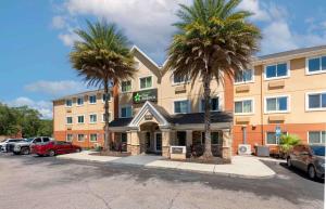 杰克逊维尔Extended Stay America Select Suites - Jacksonville Salisbury Rd Southpoint的停车场内棕榈树的酒店