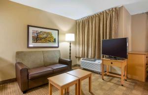 杰克逊维尔Extended Stay America Select Suites - Jacksonville Salisbury Rd Southpoint的带沙发和平面电视的客厅