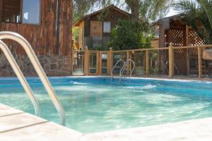 AndacolloHotel y Restaurant Doña Rode的游泳池内有两个金属栏杆