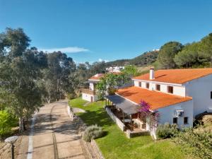 瓜迪亚纳河畔桑卢卡尔Casas Rurales Los Molinos的享有道路房屋的空中景致