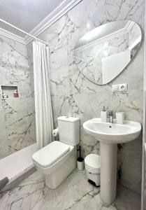 瓦伦西亚Apartamento Luminoso cerca de la PLAYA y PUERTO的白色的浴室设有卫生间和水槽。