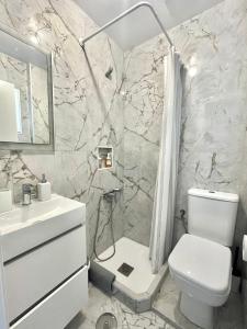 瓦伦西亚Apartamento Luminoso cerca de la PLAYA y PUERTO的浴室配有白色卫生间和淋浴。