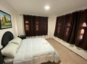 奥比丹Villa El Ghriss的卧室设有白色大床和窗户。