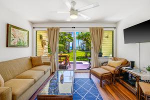 卡帕阿Gardenfront Escape with Ocean Views at Kapa’a Sands 24的客厅配有沙发和桌子