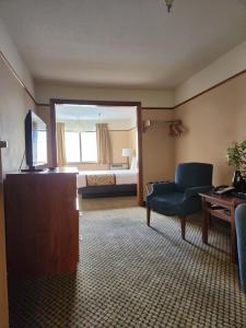 西尔弗索恩豪华旅馆&套房酒店的带沙发的客厅和带沙发床的房间