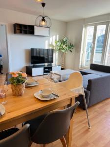 德累斯顿STARiVA - modernes Terrassen Apartment - Duplex Garage - Netflix的用餐室以及带桌椅的起居室。