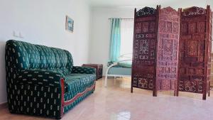 阿莫拉Dream home的客厅配有椅子和床