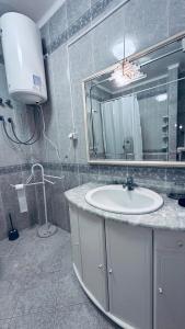 阿莫拉Dream home的一间带水槽和镜子的浴室
