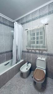 阿莫拉Dream home的浴室配有卫生间、盥洗盆和浴缸。